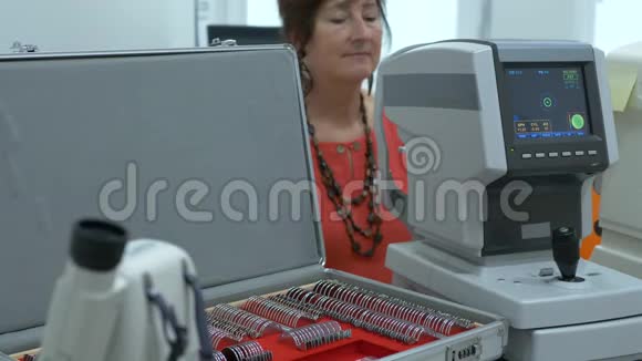 中年妇女眼科检查现代自动拖拉机计算机控制机验光师的医疗服务视频的预览图