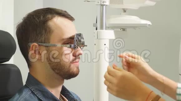 光学沙龙的顾问帮助年轻人选择合适的视力眼镜视频的预览图