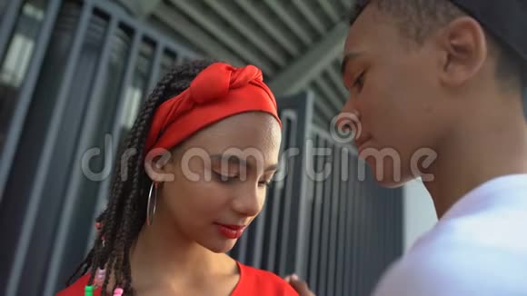 美丽的非洲裔美国青少年夫妇试图亲吻浪漫的感情视频的预览图