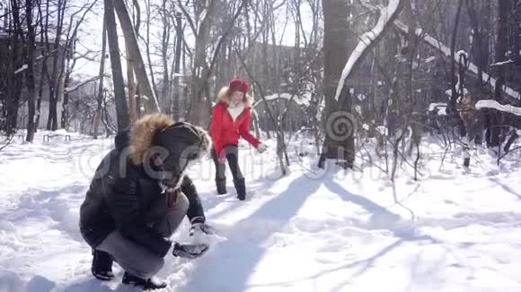 冬天女人带着好玩的心情向他扔雪球视频的预览图