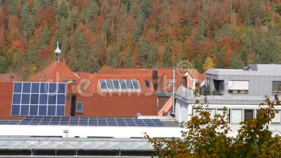 屋顶上有太阳能电池板视频的预览图