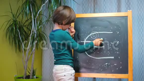 孩子在学校黑板上画粉笔欧元符号视频的预览图