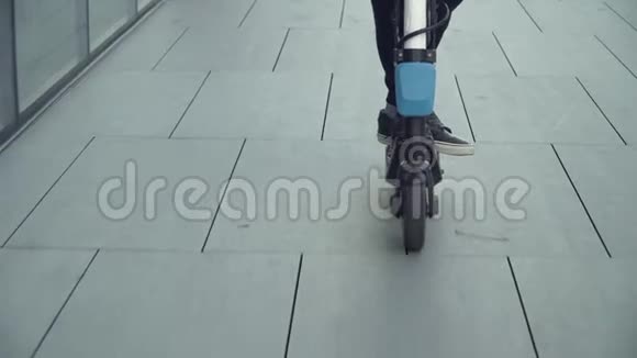 城市环境中骑电动滑板车的男子4k分辨率特写视频的预览图