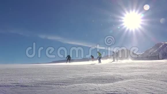 滑雪暴风雪和太阳动作缓慢视频的预览图