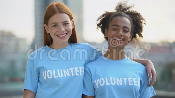 两名女志愿者在镜头前微笑高中慈善项目利他主义视频的预览图