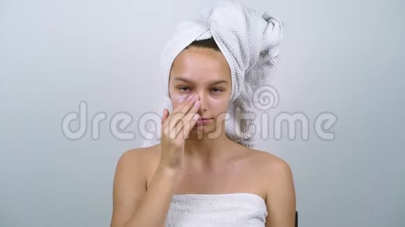 裹着浴巾涂着面霜的漂亮女孩视频的预览图