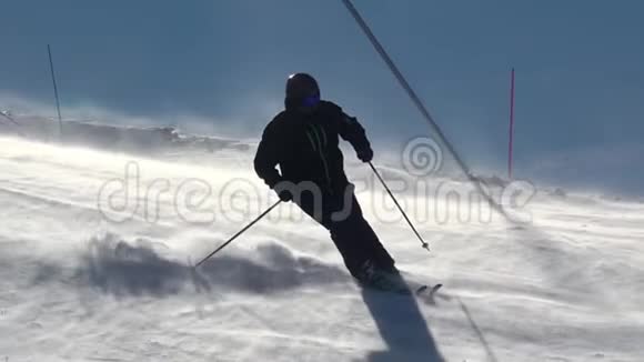 滑雪者和雪尘在阳光下慢动作视频的预览图