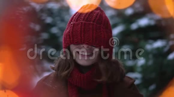 漂亮的女学生玩她的针织红帽子希普斯特博克赫视频的预览图