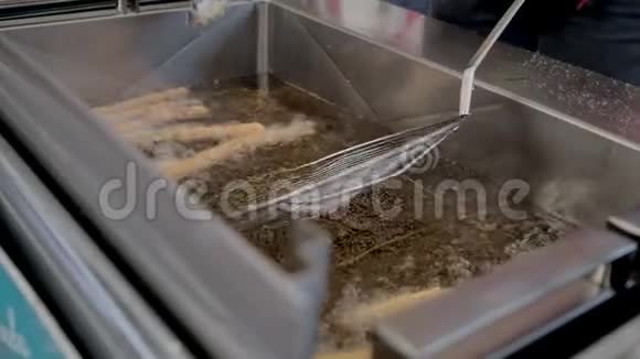 厨师用网式脱脂器和钳子捕捉雪龙视频的预览图