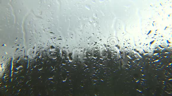 窗外阴雨天气压抑的状态视频的预览图