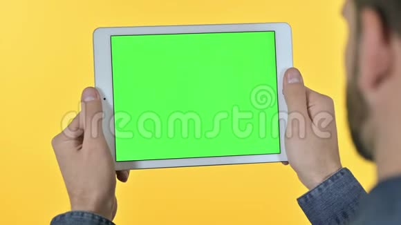 带彩色屏幕的平板电脑黄色背景视频的预览图