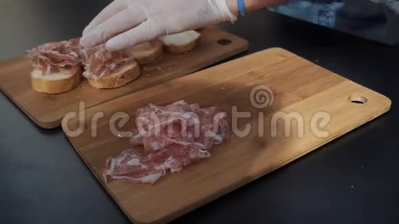 带手套的厨师在美食节准备火腿三明治视频的预览图