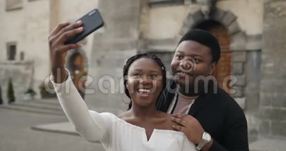 年轻夫妇在智能手机上摆姿势视频的预览图
