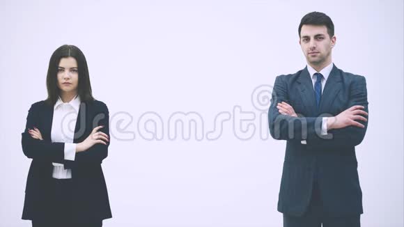 商务男女站着双手交叉神情中带着自信的表情视频的预览图