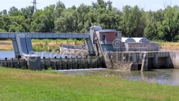 在奥德拉河上的奥斯特拉发市附近的水力发电厂和堰生产清洁电力视频的预览图