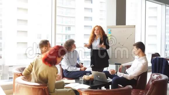女性商业顾问为一群年轻专业人士读讲座视频的预览图