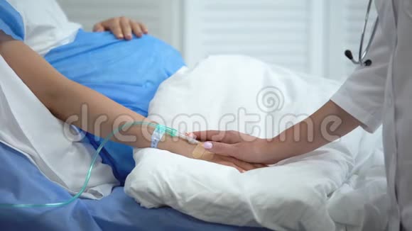 医生用导尿管牵孕妇手预防出生缺陷视频的预览图