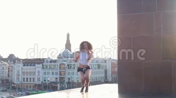 迷人的穆拉特托年轻女子性感的舞蹈高跟鞋在观察台上视频的预览图
