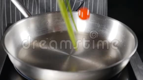 健康食品和素食理念番茄樱桃和芦笋正缓慢地落入热煎锅中密度视频的预览图