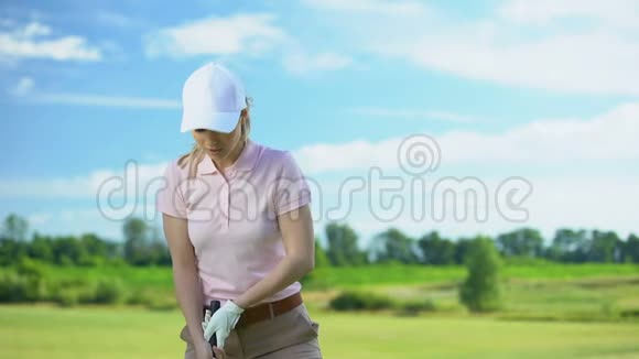 打高尔夫球的女人在背后挥杆对失败的击球感到不安失败者的概念视频的预览图