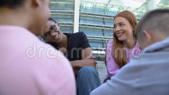 十几岁的青少年夫妇在户外交流在一起放松视频的预览图