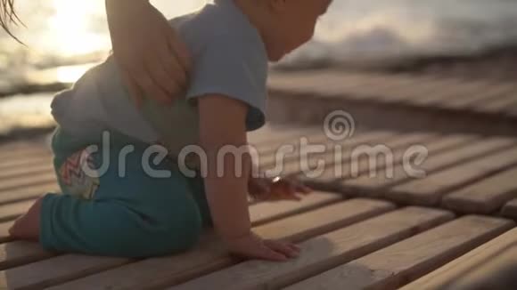 日落时分妈妈在海边慢动作地挠痒痒视频的预览图