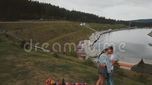 一对情侣在湖的背景上拥抱视频的预览图