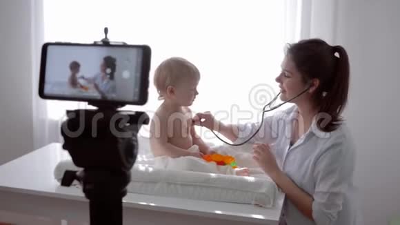 网上讲座博客家庭医生与婴儿检查小病人使用听诊器并领导现场学习视频的预览图