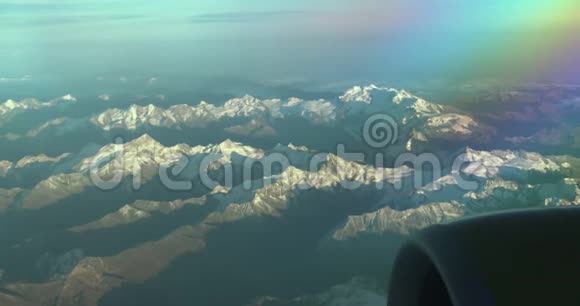 山上的空中景色从平面窗口查看上景视频的预览图