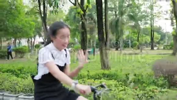 公共公园里有两辆亚洲青年自行车视频的预览图