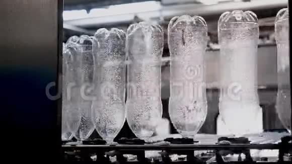 蒸汽灭菌塑料瓶在生产工厂的热处理视频的预览图