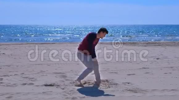 初学者疲劳的人在海边慢跑后摔倒在沙滩上视频的预览图