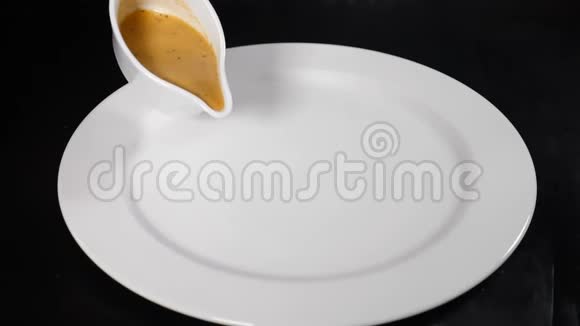 在白色盘子上倒入美味的酱汁工作室的灯光快关门在餐馆做饭在白板上画画视频的预览图