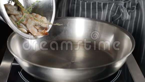 餐厅烹饪理念地中海美食把虾和虾从不锈钢碗里放在平底锅里煎关闭视频的预览图