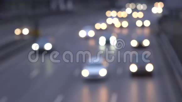公路上过往车辆的灯光移动汽车照明离焦视频的预览图