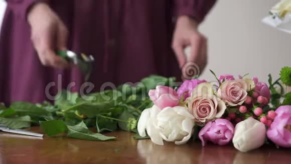 女花匠用薄纱修剪的手视频的预览图