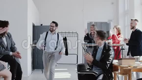 快乐微笑的白种人经理男子进入办公室庆祝成功与团队欢呼他慢动作红色EPIC视频的预览图