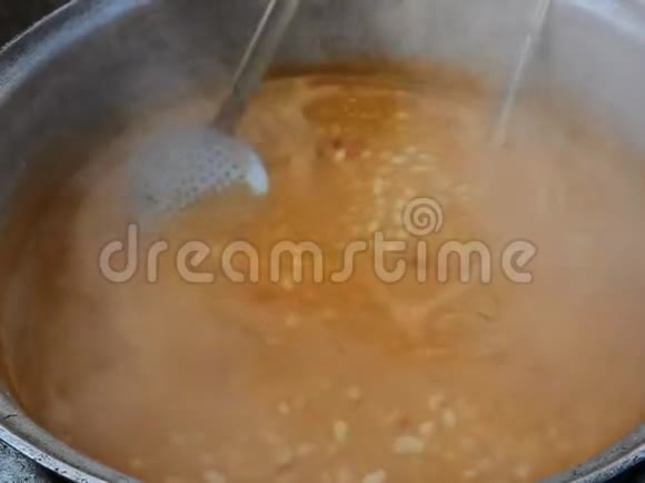大锅里的豆汤视频的预览图