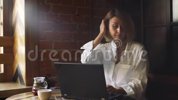 女商人在咖啡屋用笔记本电脑视频的预览图