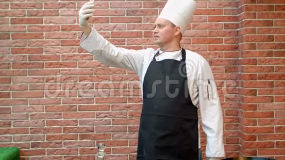 厨师通过智能手机在厨房自拍视频的预览图