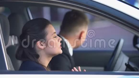 男朋友和女朋友在车里吵架女人哭关系危机视频的预览图