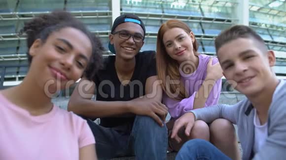 一群多民族的青少年在户外对着镜头微笑真正的友谊视频的预览图
