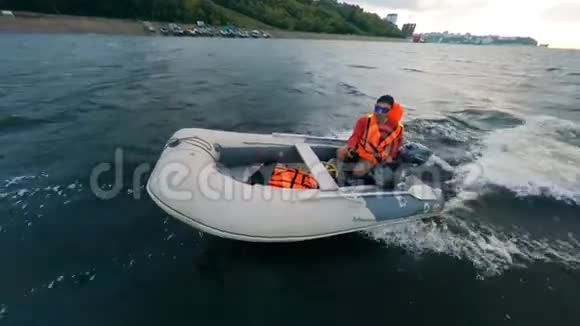 在河上骑摩托艇的年轻人人在摩托艇上漂浮视频的预览图