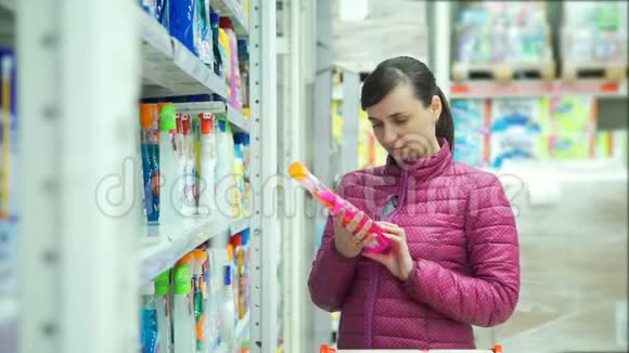 在超市挑选擦窗器的女人视频的预览图