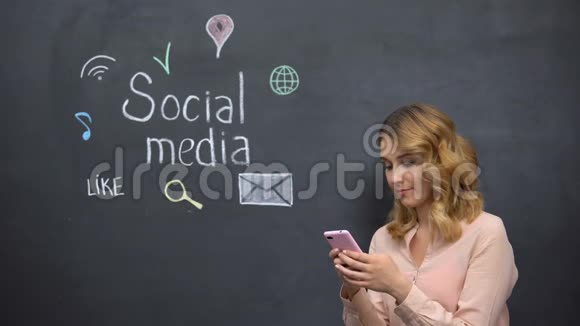 使用手机在社交媒体上发布女孩信息在网络上进行全球连接视频的预览图