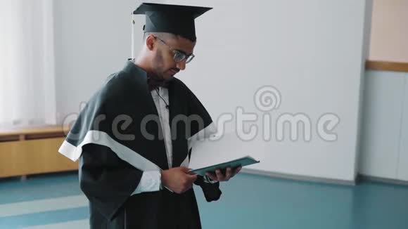 印度学院毕业生拿着文凭看着他视频的预览图