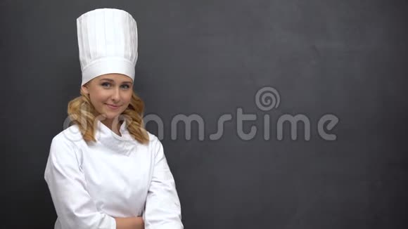 微笑的高级厨师手指着黑板咖啡馆文字模板视频的预览图