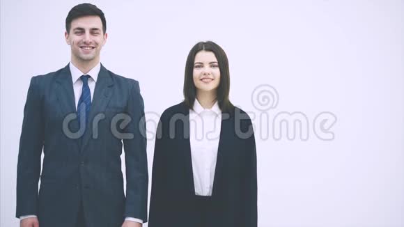 商务男女并排站立竖起大拇指面面相觑面带微笑视频的预览图