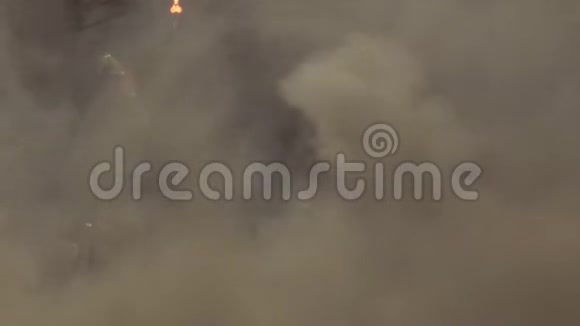 烟云中的消防员视频的预览图