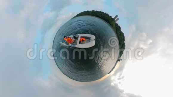 年轻人在河上航行一艘白船人在摩托艇上漂浮视频的预览图